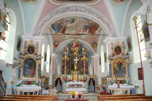 Innenraum von St. Leonhard mit Hochaltar und Seitenaltären
