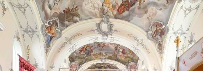 Blick durch das Langhaus: Deckenfresken bis zum Altarraum