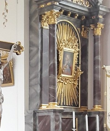 Klassizistischer Seitenaltar mit Strahlenkranz