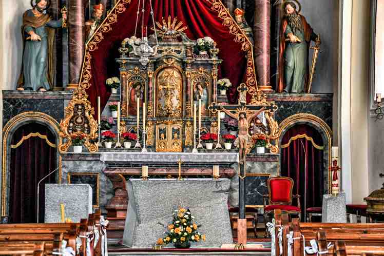 Neu gestaltetes Presbyterium mit Granitaltar vor dem Hochaltar