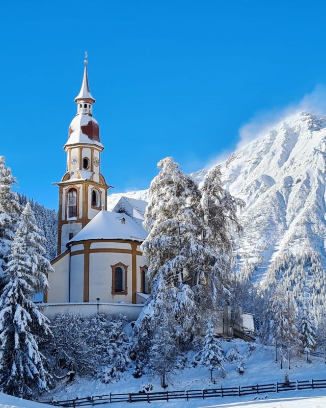Pfarrkirche St. Nikolaus in Obernberg im Winter